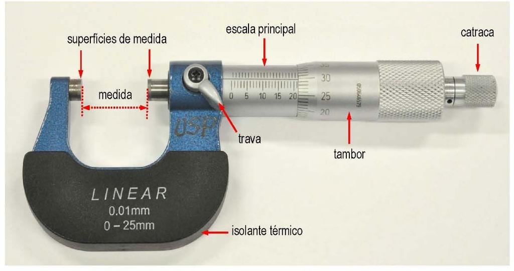 IFSC Laboratório de Física I Figura 1.4 - Micrômetro de parafuso (precisão de 0,01 mm). Fonte: Elaborada pelo compilador. A figura 1.5 mostra o detalhe de uma leitura sobre a escala do micrômetro.