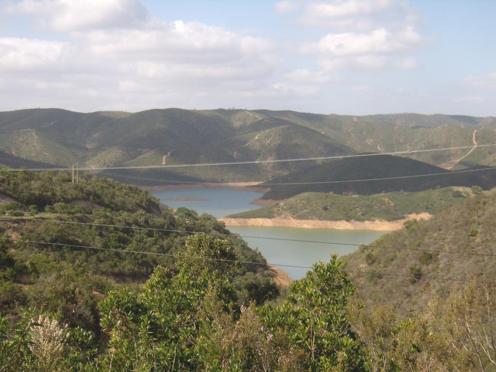 Conforme a delimitação da Reserva Ecológica Nacional no concelho de Silves, definida recentemente pela Portaria 164/2009, de 13 de Fevereiro, quase todo o traçado se situa dentro da REN,