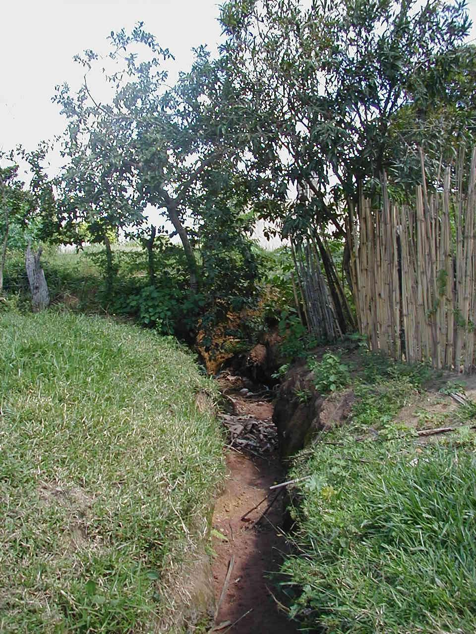 Esgotamento sanitário através de fossa rudimentar em domicílio rural da comunidade de Maquiné, distrito de
