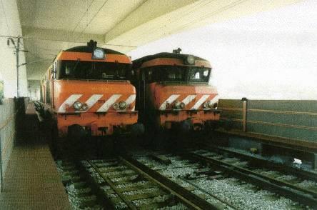 Ensaios de carga (1999) Ensaios estáticos linhas de influência Carga concentrada de 2 locomotivas com