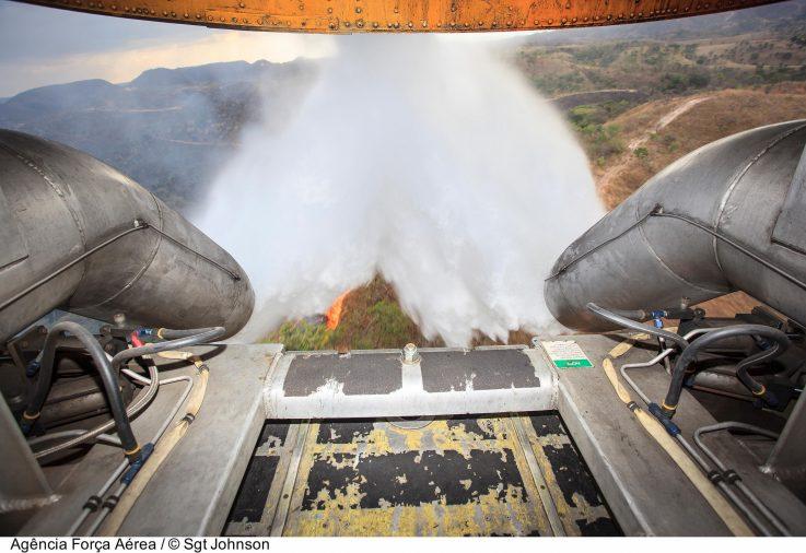 Uma aeronave Hércules C-130 da Força Aérea Brasileira transportando 12 mil litros de água decolou, nesta terça-feira (24/10), às 14h28, da Ala 2, em Anápolis (GO), para ajudar no combate ao incêndio