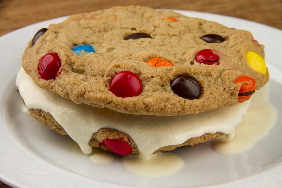 9 Confeitaria americana M&M s chip cookie DURABILIDADE: aproximadamente 7 dias em temperatura ambiente (assado) / 60 dias no freezer sem assar 240 g de farinha de trigo 3 g de bicarbonato de sódio 1