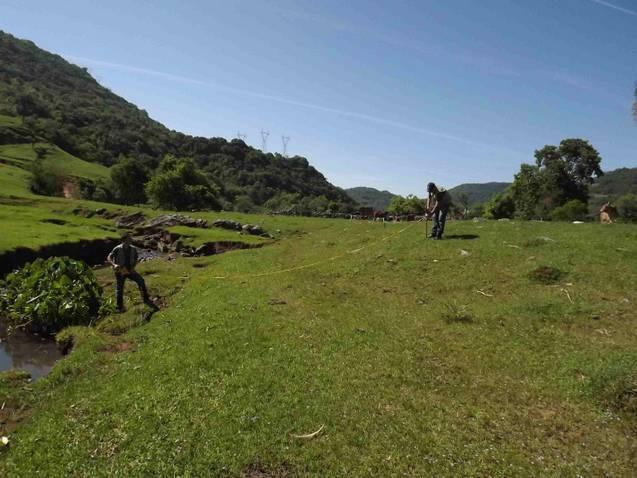 3. Demarcação e cercamento da área Quando da determinação da área a participar do projeto a mesma é demarcada para que fosse realizada a cerca de