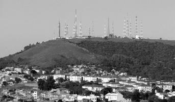 5. (Pucrs 017) O morro onde estão situadas as emissoras de TV em Porto Alegre pode ser representado graficamente, com algum prejuízo, em um sistema cartesiano, através de uma função polinomial de