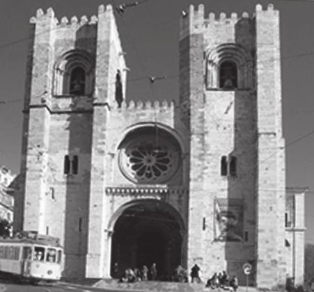 6. A Figura 4 é uma fotografia da Sé Catedral de Lisboa, um dos monumentos mais antigos de Portugal. A Figura 5 representa um modelo geométrico de parte dessa catedral.