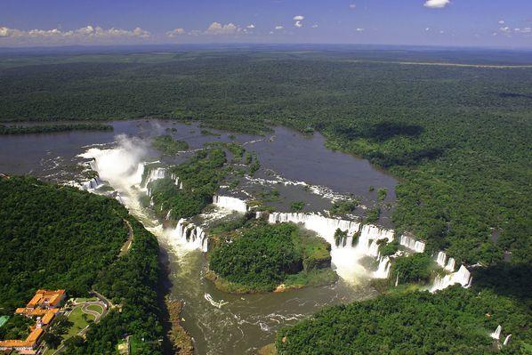 Projeto de Apoio ao PN Iguaçu: Parceria Banco Interamericano de Desenvolvimento & WWF Componentes: Apoio à incorporação de atividades econômicas baseadas em