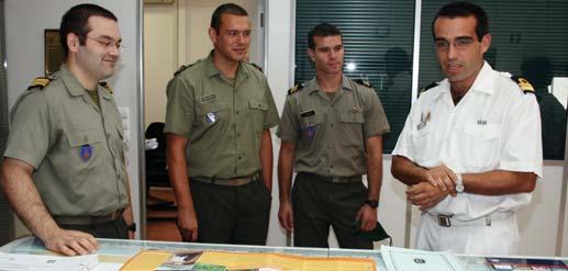 Visita do Instituto Geográfico do Exército No passado dia 20 de Julho o Instituto Hidrográfico recebeu a visita de estudo de dois oficiais e um instrutor do Instituto Geográfico do Exército.