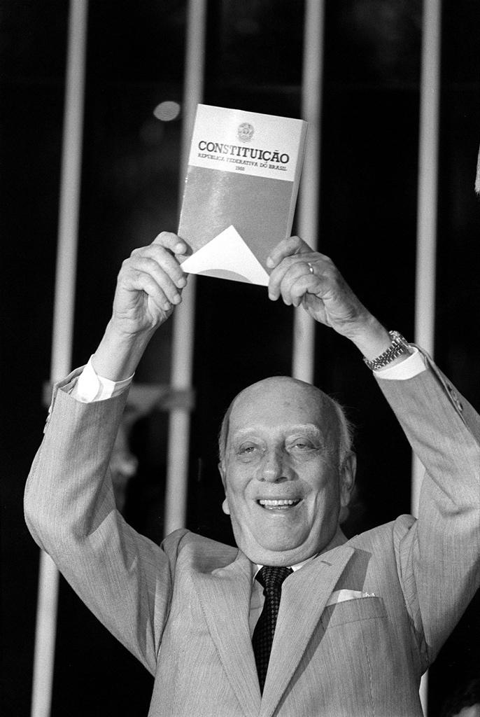 Cidadania hoje A Constituição de 1988 garantiu, pela primeira vez, a plenitude dos direitos civis, políticos e sociais no Brasil.