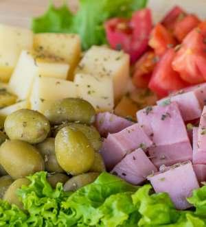 - Carne, pizza, queijo e palmito)... Serve até 4 pessoas Lombo (Lombo, arroz, tomate, queijo e pão) - Serve até 4 pessoas... Frango (Frango, arroz, tomate, queijo e pão) - Serve até 4 pessoas.