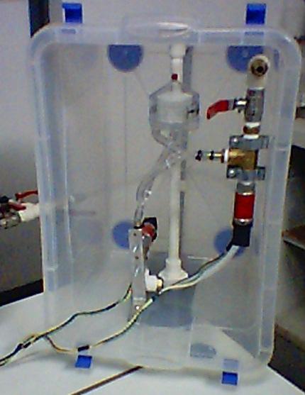 39 A B FIGURA 4.3 Fotos do posicionamento de um dispositivo médico na bancada de ensaio. Em A o dispositivo posicionado para ensaio na caixa de polipropileno.