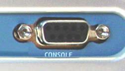 Painéis/Conexões Conector Console O conector Console (supervisão), localizado no painel frontal do modem DT SHDSL C, é utilizado para conectar o modem a um terminal padrão tipo VT100, que permite a