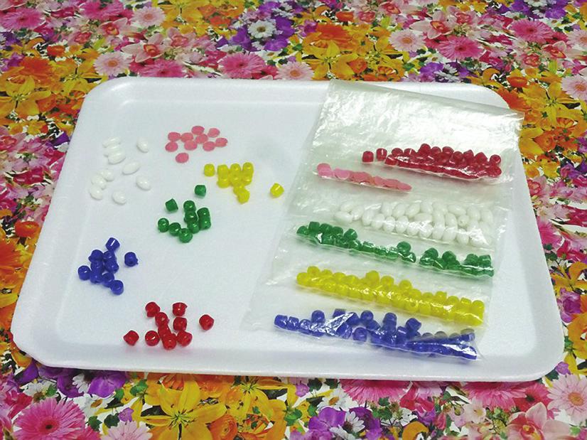 Para fazer as peças, você pode usar: confetes de papel colorido feitos com um furador; miçangas ou contas coloridas (usadas para fazer bijuterias); grãos (arroz, lentilha, ervilha, feijão); pedaços