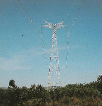 Transmissão em corrente contínua Como exemplo, a figura abaixo mostra o sistema de transmissão de Itaipu em forma simplificada O sistema c.c. opera com dois bipólos nas tensões +600 kv e -600 kv em relação ao terra, que corresponde a tensão de 1200 kv entre linhas.