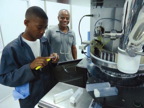 Treinamento in job da equipe de manutenção (Moçambique, agosto/2012) assim como orientações gerais de acordo com o país a ser visitado, evitando-se, desta forma, possíveis problemas diplomáticos.