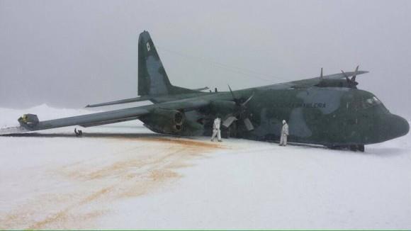 COMUNICADO DE PRENSA La Fuerza Aérea de Chile informa que esta mañana, por causas que se investigan, una aeronave C-130 de la Fuerza Aérea de Brasil sufrió un accidente mientras aterrizaba en la