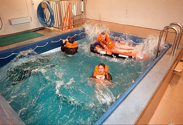 A piscina é usada para treinamento de pilotos e testes de equipamentos de resgate pessoal.