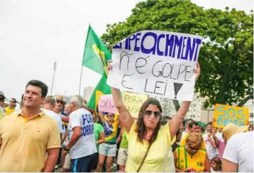 O jogo de cores e o destaque nas letras P e T sugere a ideia de que o processo é contra a incompetência do PT e, portanto, também da presidente Dilma. FOTO 4: Manifestação popular em 15/03/15.