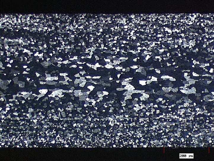 Figura 5 Micrografia mostrando a estrutura quente e a frio (2 passes) e tratamento térmico, aumento de 50X Propriedades em tração A partir de ensaios de tração foram determinados o limite de