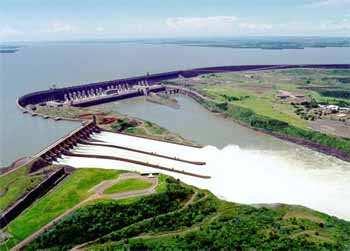 REGIÃO DA TRÍPLICE FRONTEIRA Lago de Itaipu, maior parte da fronteira do Paraná com o Paraguai.