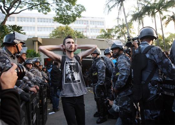 Imagem 3 - Repressão policial em