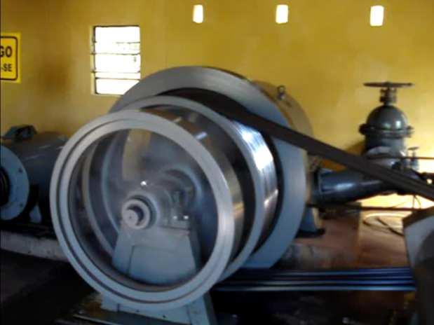 máquinas e início da linha de transmissão; (b) Turbina Pelton e