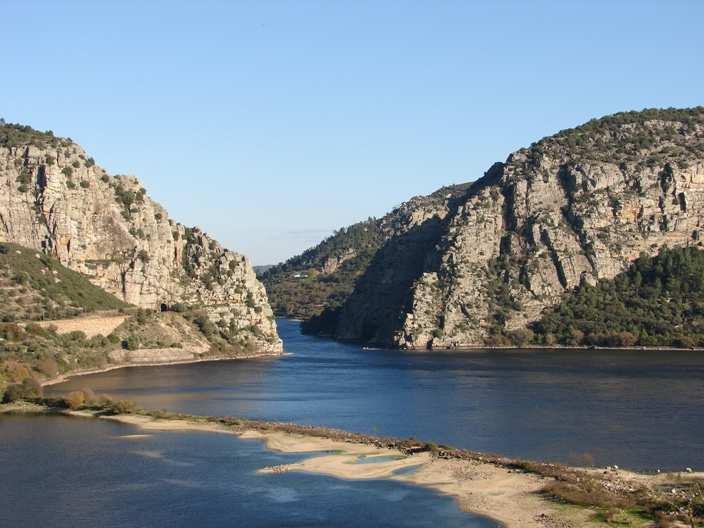 7), o ex-libris desta Área Protegida, atravessadas pelo rio Tejo, que há 2,6 milhões de anos começou a sua incisão fluvial, muito bem marcada pelas etapas sucessivas de encaixe materializadas nos