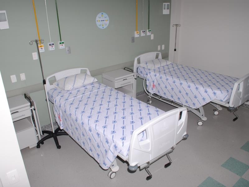 Ambiente do Paciente Conjunto composto por: Cama hospitalar com colchão Mesa