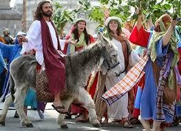 JESUS, REI E SALVADOR Jesus entra na cidade de Jerusalém montado sobre um jumentinho e a multidão estendia ramos e capas no chão enquanto Ele passava e gritavam: "Hosana ao Filho de Davi!