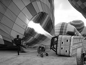 Os balões utilizados para esse tipo de passeio possuem um grande bocal por onde uma forte chama aquece o ar do interior do balão.