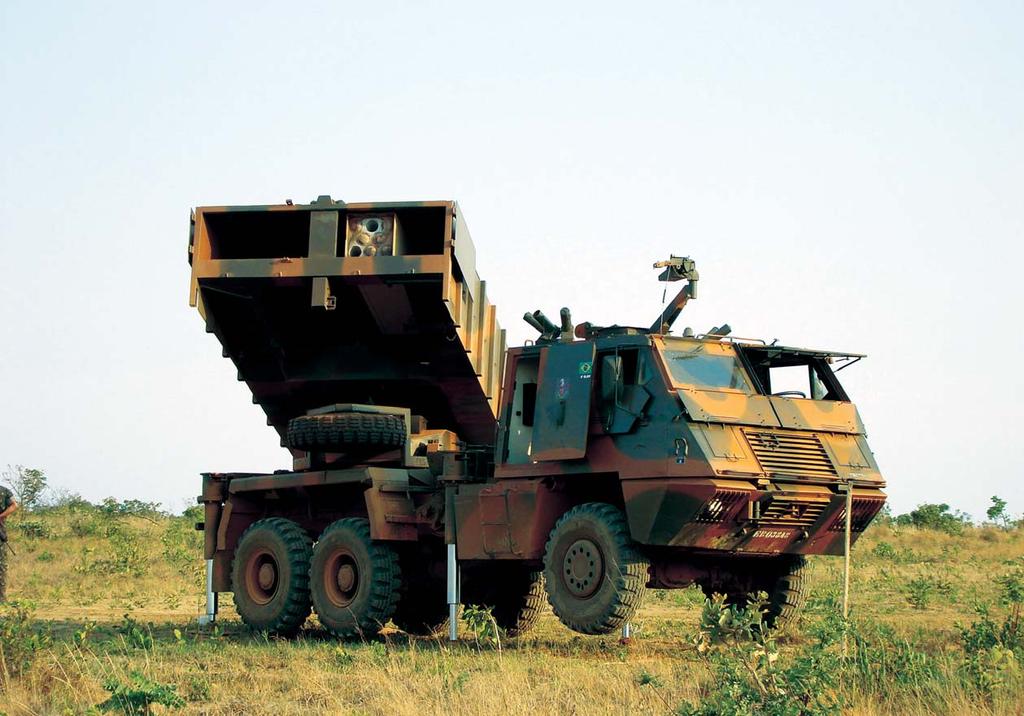 Uma realidade brasileira Sistema de Artilharia de Foguetes Astros II EXPEDITO CARLOS STEPHANI BASTOS Desenvolvido em 1981 para atender a uma demanda do Iraque, então em guerra contra o Irã, que