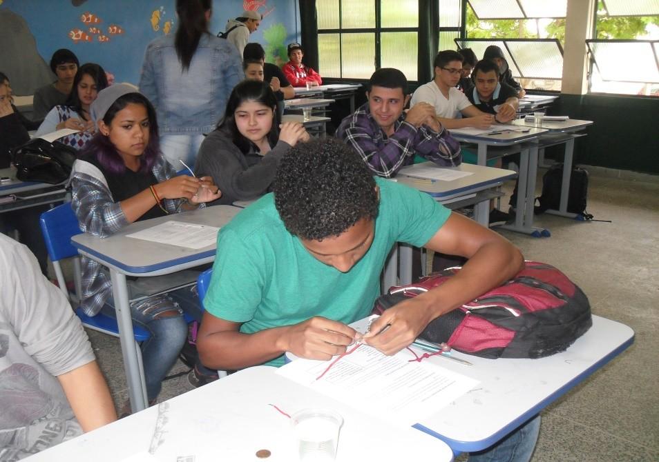 Figura 1: alunos da turma 302 do 3º ano do ensino médio, fazendo a leitura do material disponibilizado.