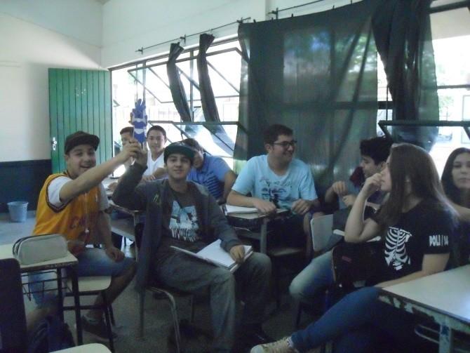 Figura 2: Educandos da turma 105, do1 ano do ensino médio, da E.E.E.M João Pedro Nunes, exibindo o troféu do sistema dos sentidos, após vencer uma rodada.