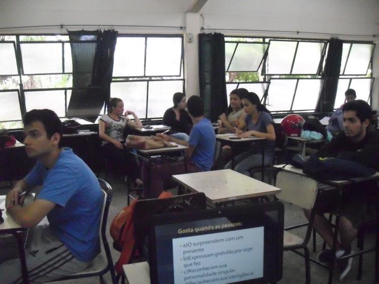 Figura1: Alunos da turma 300 do 3 ano do ensino médio, da E.E.E.M João Pedro Nunes, analisando e respondendo as questões do teste vocacional.