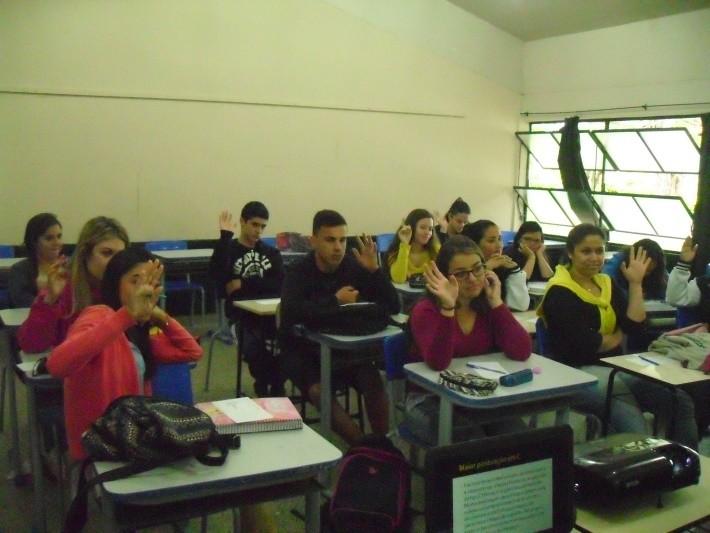 Figura 3: Alunos da turma 300 do 3 ano do ensino médio, da E.E.E.M João Pedro Nunes, dialogando sobre os resultados do teste vocacional, e expondo com quais profissões tiveram mais afinidade.