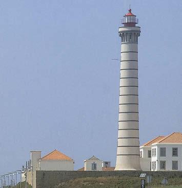 4 O AROL DE LEÇA Há cem anos era desolador o panorama que a cosa poruguesa apresenava nas proximidades do local onde se ergue hoje o arol de Leça de acordo com as aas da Comissão dos aróis e Balizas