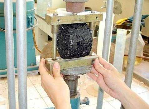 Ensaio de Tração Indireta por Compressão Diametral Indireta O ensaio de Resistência à Tração Indireta por Compressão Diametral Indireta foi realizado segundo a Norma do DNIT