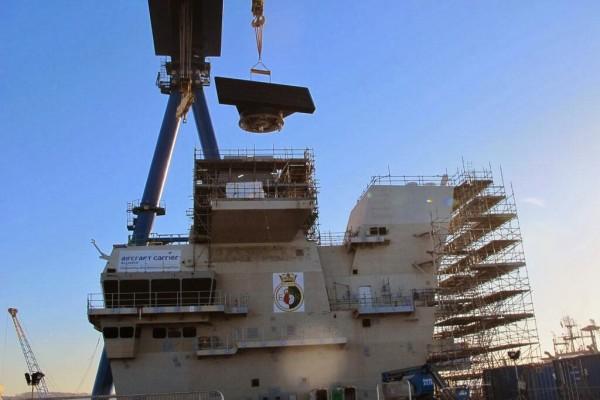 FONTE: IHS Janes Defence Weekly TRADUÇÃO E ADAPTAÇÃO: Defesa Aérea & Naval Radar do Queen Elizabeth é instalado O HMS Rainha Elizabeth a Nau Capitânia da Marinha de amanhã é agora mais alto que a