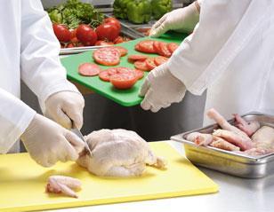 CURSO BÁSICO DE HACCP Todos os trabalhadores que manipulem alimentos Responsáveis de empresas do setor alimentar Responsáveis pela gestão e controlo do sistema HACCP Estudantes e desempregados que