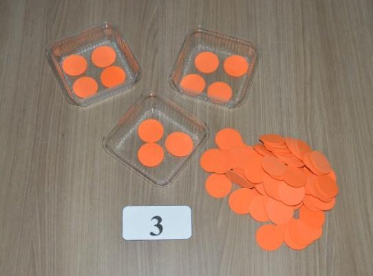 110 quais deverão ser distribuídas nas caixas. Em seguida, a criança deverá distribuir igualmente o número de laranjas nas caixas e realizar o registro pictórico no quadro.