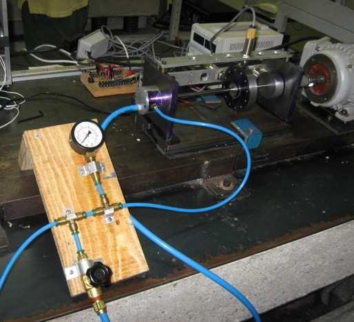 Dinâmica de Máquinas Rotativas em Mancais Hidrodinâmicos 96 Figura 5.3: Sistema de lubrificação do mancal objeto de medição.