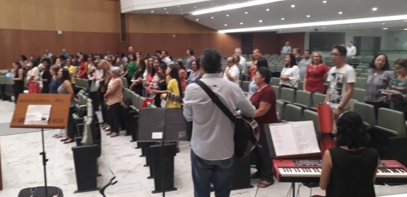 Por esta causa, me ponho de joelhos diante do Pai Efésios 3:14 INSTITUTO FILADÉLFIA: SEJA UM PADRINHOS Há 38 anos a Primeira Igreja Presbiteriana do Recife fundou o Instituto Filadélfia, que é um