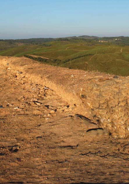 Serra das Talhadas ao longe> Forte dos Fortes > Fortim das Baterias terra batida, situado à esquerda.