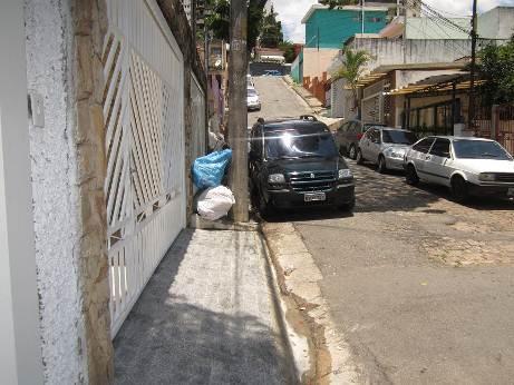 Rua Ulisses Esteves Costa, lixo colocado no