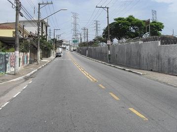 ocupa parte do passeio (outro lado da avenida) 