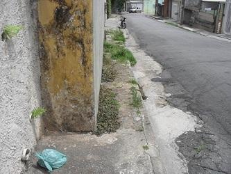 causa do desnível da rua. Via (3) R. Pedro Bonilha (sentido Av.