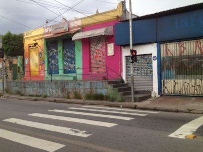 É possível ver que não existe guia rebaixada no passeio, além da presença de