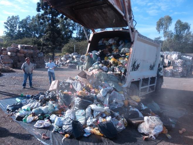 Figura 5 - Coleta de resíduos dos caminhões Fonte: N