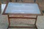Mesa de desenho em madeira escura (COM TAMPO) - Própria para ambiente pequeno, pois pode ser fechadae guardada com melhor comodidade.