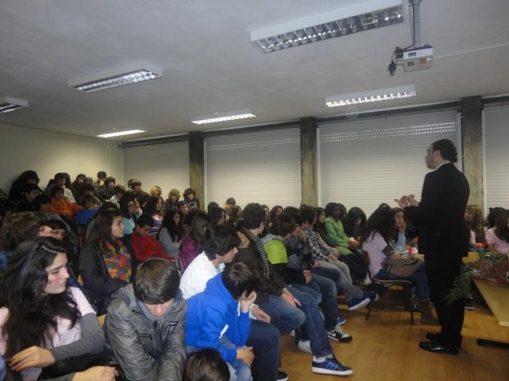 No âmbito da disciplina de Área de Projecto, decidimos, com a orientação e apoio da professora Conceição Saleiro, participar no Concurso Parlamento dos Jovens, pois foi uma actividade que nos