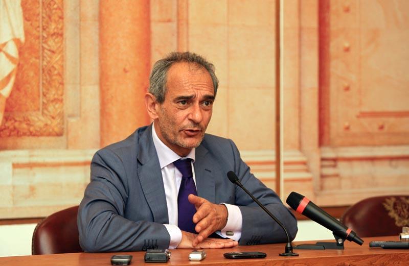 imponente Sala do Senado, prosseguirmos a ordem dos trabalhos do dia.